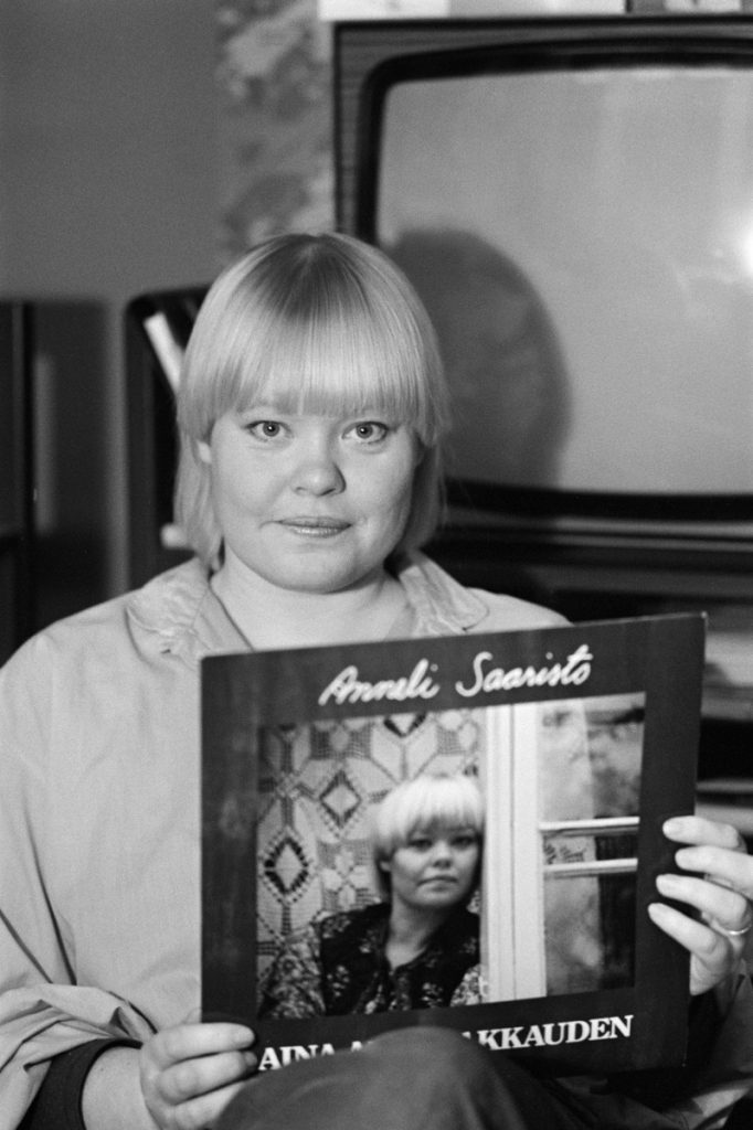 Anneli Saaristo ja debyyttialbumi Aina aika rakkauden. Kuva: V. K. Hietanen 1980 / Finna.fi